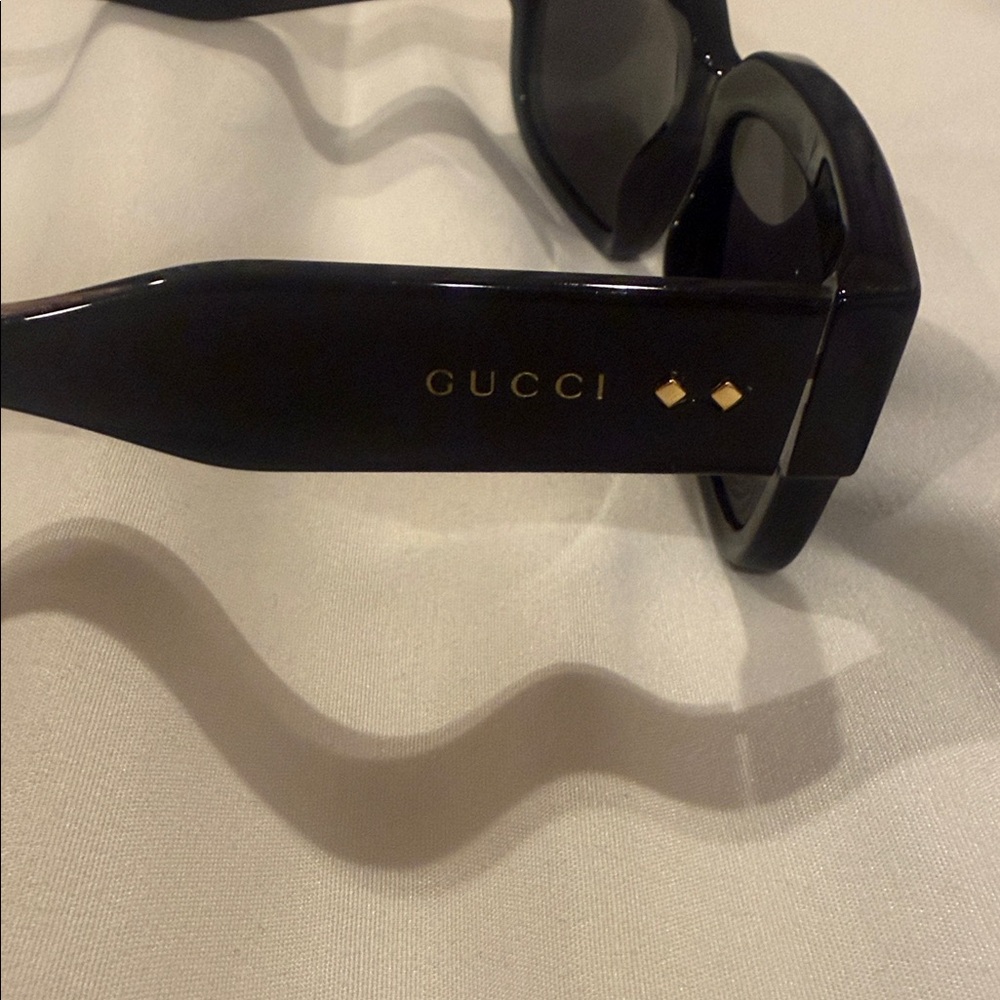 Gucci Black and Gold Sunglasses - Picture 4 of 4